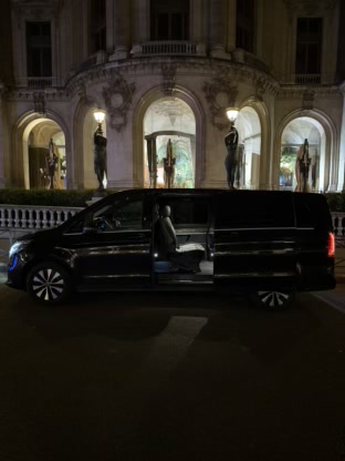 Mercedes Classe V noire DayNight Drive photographiée de nuit devant une façade parisienne illuminée