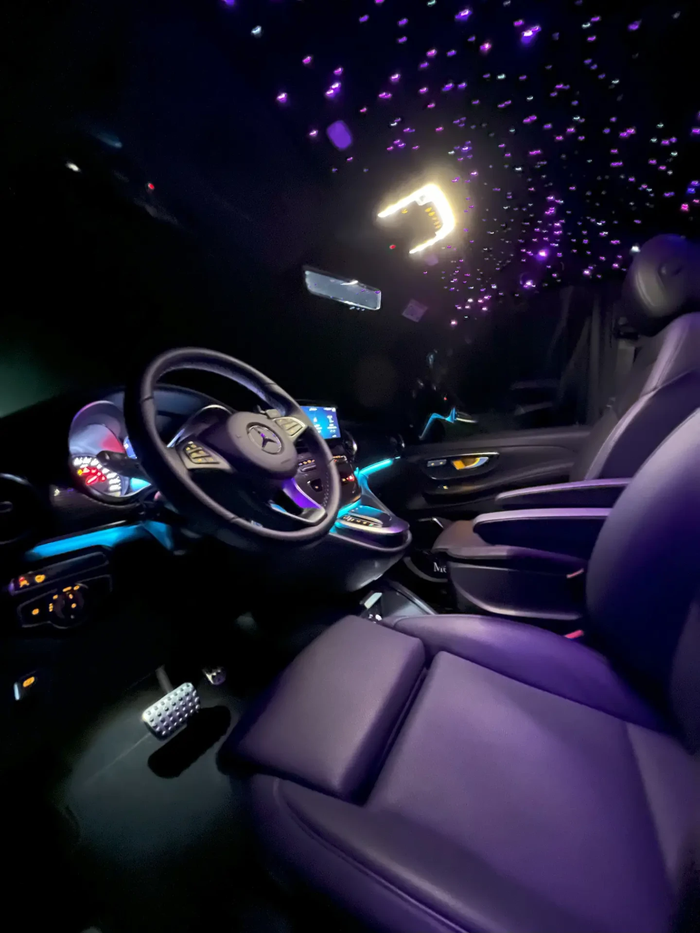 Poste de conduite de la Mercedes Classe V DayNight Drive avec ciel étoilé violet